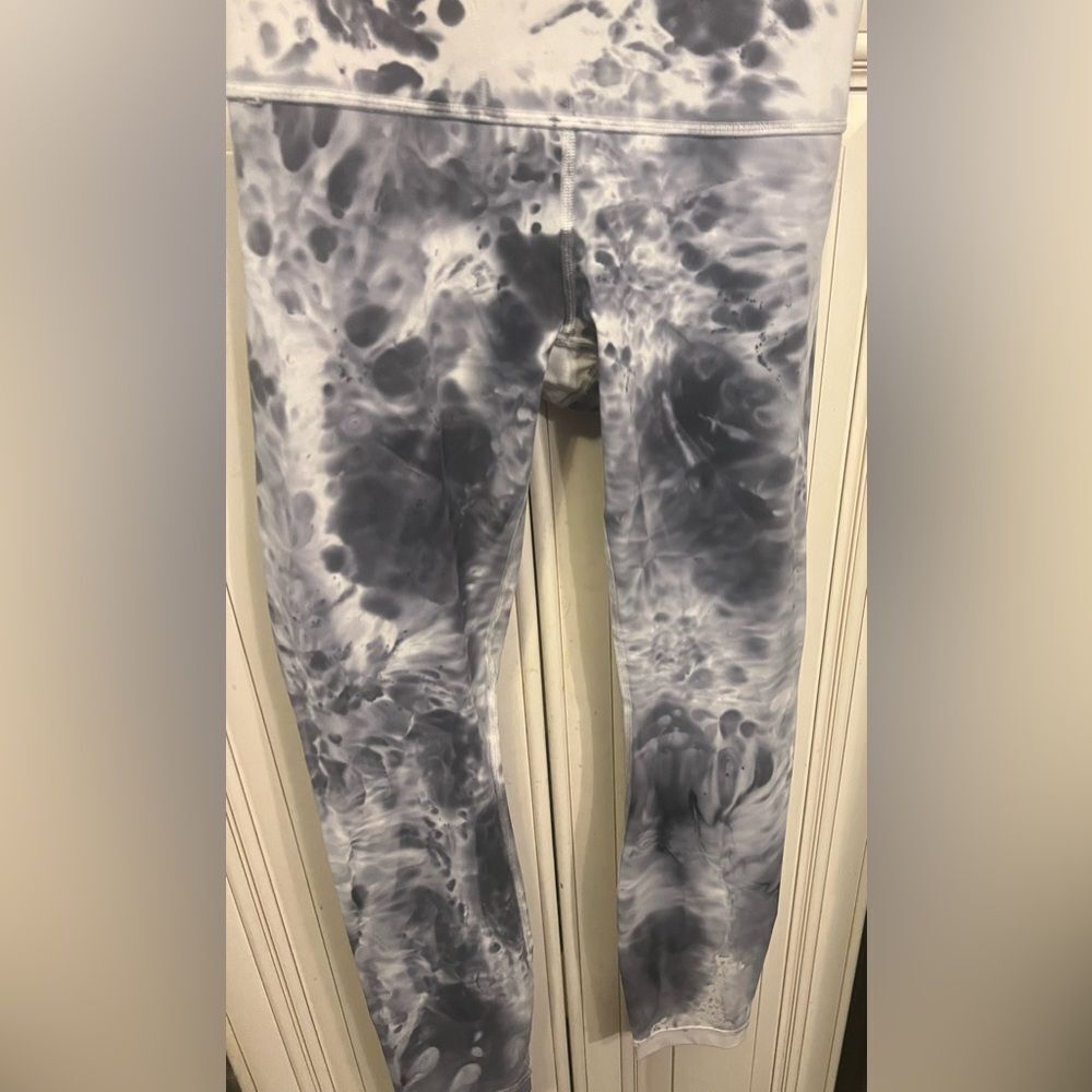 Lululemon  Women's Ankle Leggings - Blue Gray Print Size 4